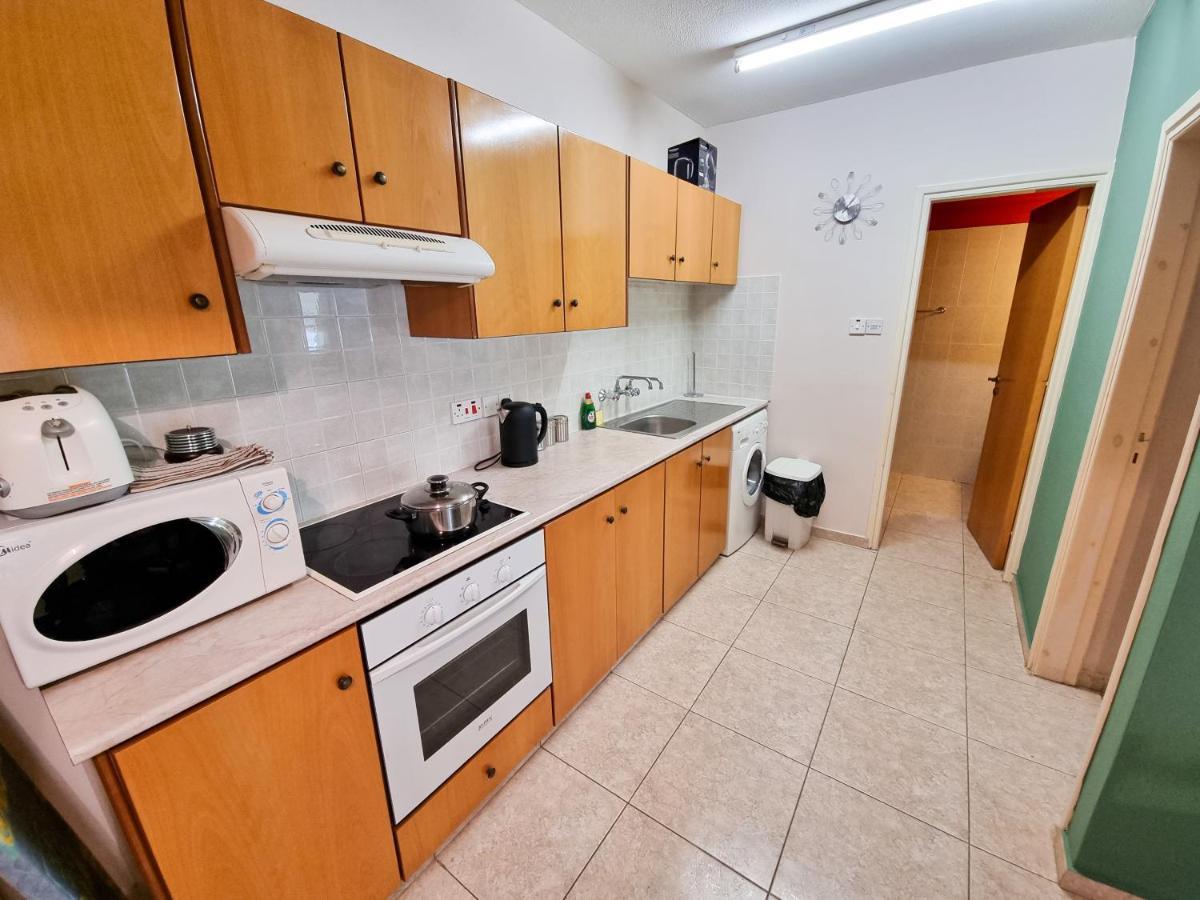 Dock Holiday Apartment Larnaca Ngoại thất bức ảnh